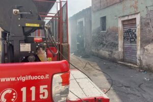 Paternò, fiamme in una casa disabitata vicino alla chiesa di San Gaetano