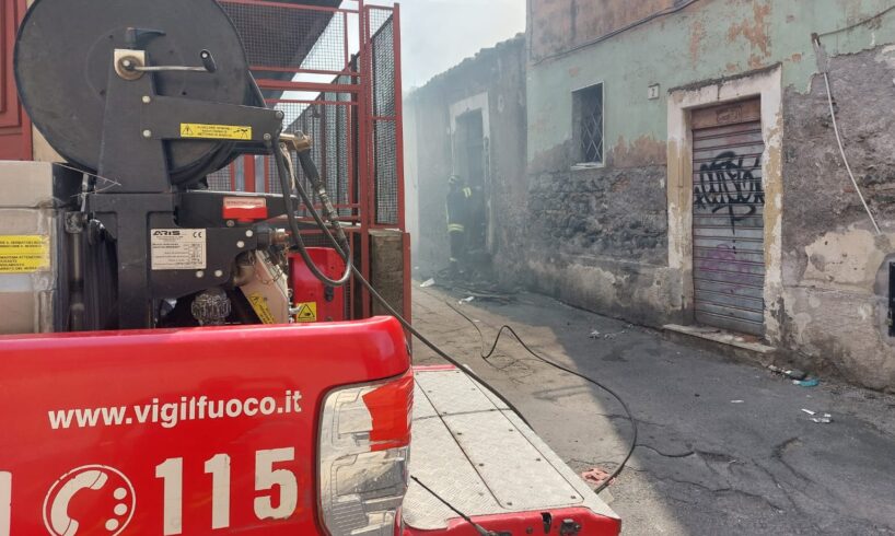 Paternò, fiamme in una casa disabitata vicino alla chiesa di San Gaetano