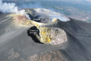 Etna, nuova attività stromboliana dal cratere Voragine: eventuale nube vulcanica verso est-nord-est