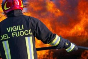 S. M. di Licodia, fiamme in una casa di villeggiatura in c.da Poggio dell’Aquila: rogo partito dall’esterno