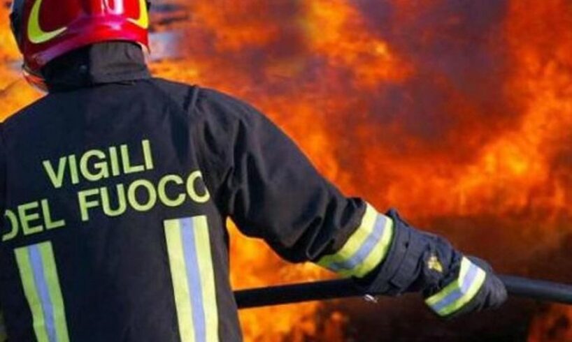 S. M. di Licodia, fiamme in una casa di villeggiatura in c.da Poggio dell’Aquila: rogo partito dall’esterno