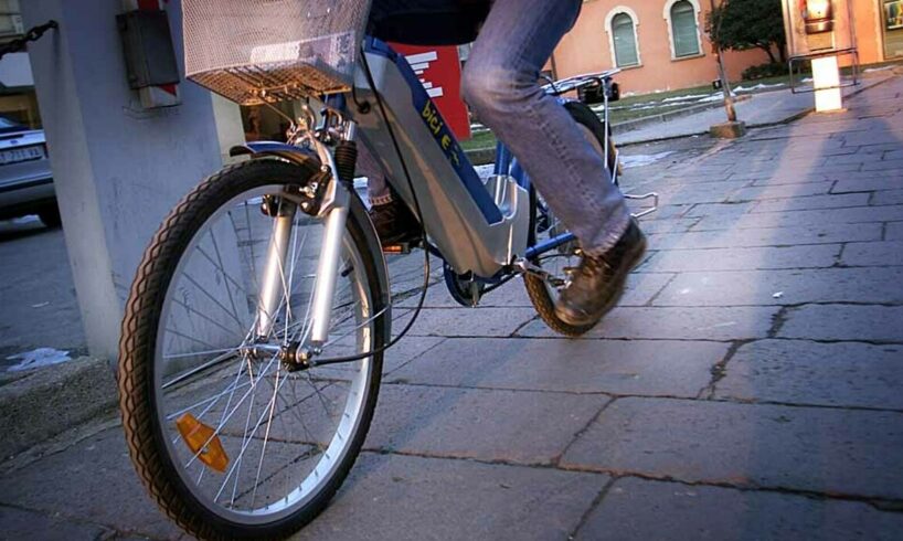 Adrano, tolleranza zero sulle bici elettriche: Polizia locale sequestra 7 velocipedi. Sanzione pecuniaria di 51 mila euro