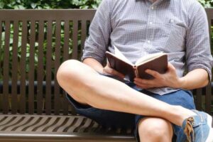 Roma, ladro con la passione per la lettura: poliziotti lo trovano seduto in veranda a leggere un libro