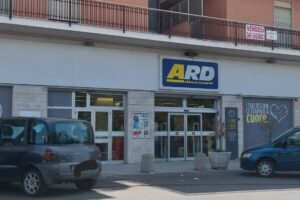 Paternó, colpo di un rapinatore solitario all’Ard di Corso Italia: un centinaio di euro il bottino