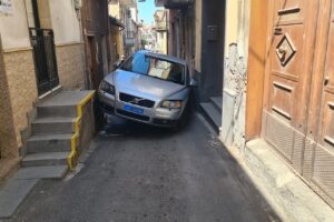 Paternò, auto impatta contro una panchina-scalinata in via Duca degli Abruzzi: strada chiusa al traffico per ore