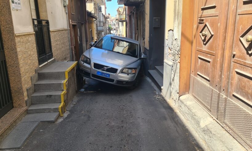 Paternò, auto impatta contro una panchina-scalinata in via Duca degli Abruzzi: strada chiusa al traffico per ore