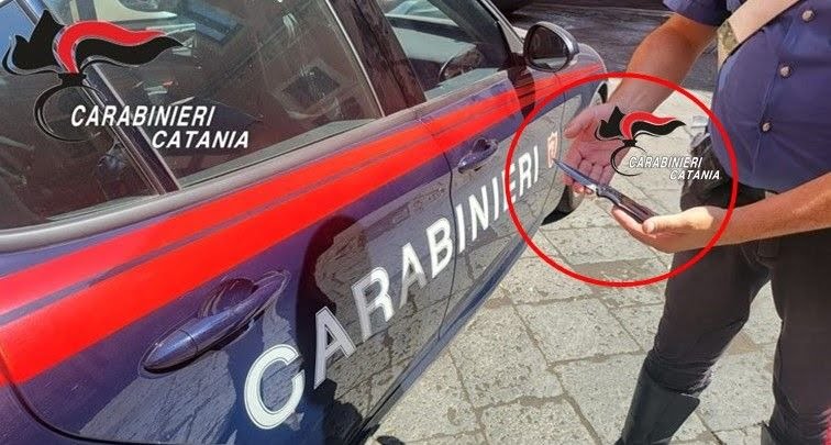 Piedimonte Etneo, in auto con un coltello a serramanico dentro il marsupio: 45enne denunciato