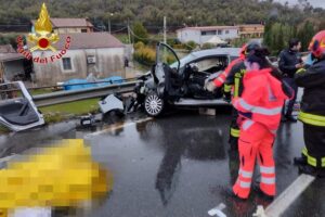 Erano in quattro su una Smart ForTwo, auto omologata per due passeggeri: una coppia di Secondigliano con le due figlie di lei, di 16 e 8 anni.