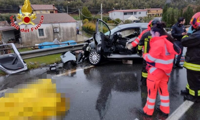 Erano in quattro su una Smart ForTwo, auto omologata per due passeggeri: una coppia di Secondigliano con le due figlie di lei, di 16 e 8 anni.