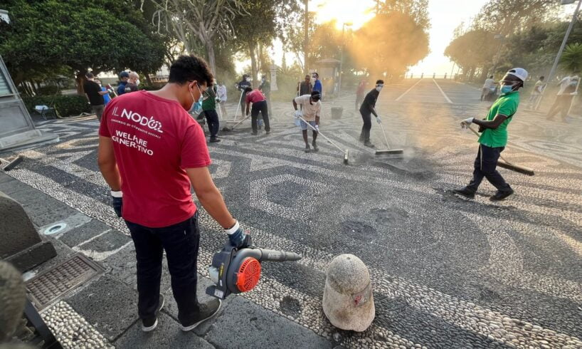 Acireale, 30 migranti al lavoro per ripulire dalla cenere dell’Etna Villa Belvedere: “Faticoso ma siamo contenti”