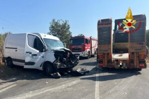 Palagonia, autocarro si scontra con un furgone sulla SS 385: ferito grave al ‘San Marco’ di Catania