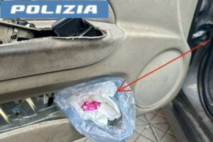 Acireale, 29enne incensurato nascondeva cocaina e crack nella portiera dell’auto: arrestato 