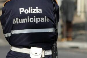 Adrano, aggredito vigile urbano alla villa comunale