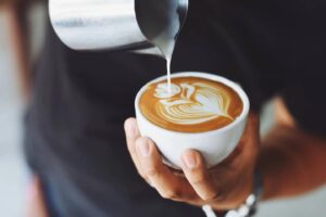 Consumi, cappuccino rincarato del 14% in tre anni: costa di più a Bolzano, Palermo e Trieste