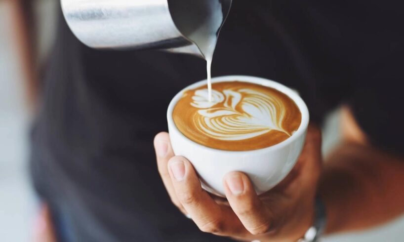 Consumi, cappuccino rincarato del 14% in tre anni: costa di più a Bolzano, Palermo e Trieste