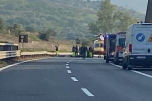 Fiumefreddo di Sicilia, A18 per Messina: furgone sbatte contro guard rail. Un ferito in codice rosso al ‘Cannizzaro’