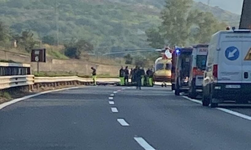 Fiumefreddo di Sicilia, A18 per Messina: furgone sbatte contro guard rail. Un ferito in codice rosso al ‘Cannizzaro’