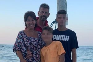 Milano, la strage inspiegabile della famiglia perfetta. Figlio 17enne confessa: “Ho ucciso papà, mamma e mio fratellino”