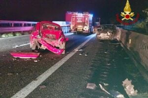 Giarre, sull’A18 scontro tra due auto: tre feriti in ospedale, una ragazza in codice rosso