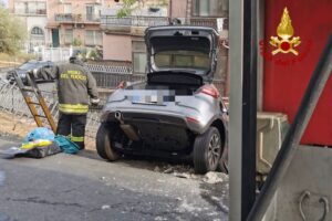 Aci Castello, auto finisce sul ciglio della strada dopo incidente autonomo: lievi ferite per la conducente