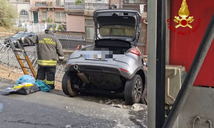 Aci Castello, auto finisce sul ciglio della strada dopo incidente autonomo: lievi ferite per la conducente