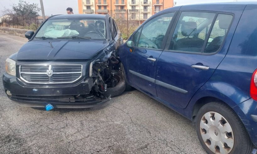 Paternò, scontro tra mezzo pesante e auto in via Mongibello: una persona è rimasta incastrata dentro l’utilitaria