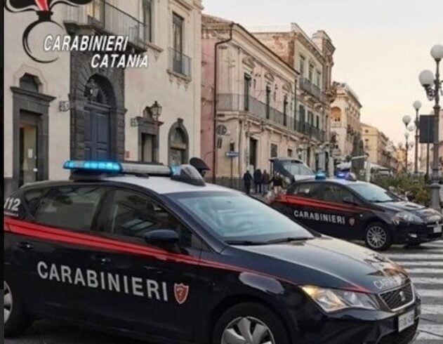 Aci Catena: “Vi brucio tutti” e minaccia i parenti ai quali era vietato avvicinarsi. Arrestato 25enne