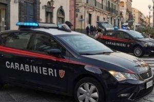 Aci Catena: “Vi brucio tutti” e minaccia i parenti ai quali era vietato avvicinarsi. Arrestato 25enne