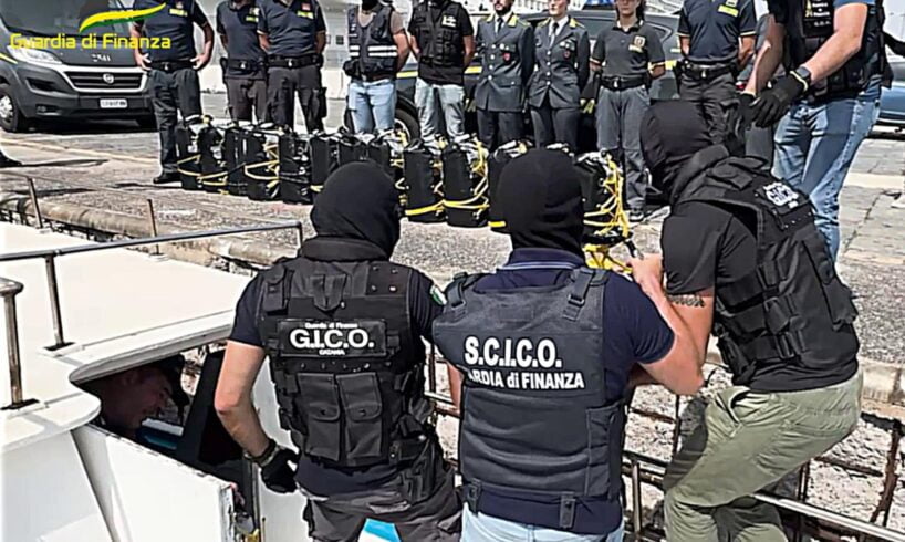 Catania, sequestrati 540 kg di cocaina in mare: valore 100 mln. Arrestate 5 persone