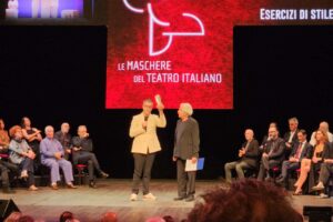 Teatro, al premio ‘Le Maschere’ l’adranita Gaetano La Mela vince come ‘migliori luci’: “Dedicato al regista Pugliese”. Martedì da Mattarella (VIDEO)