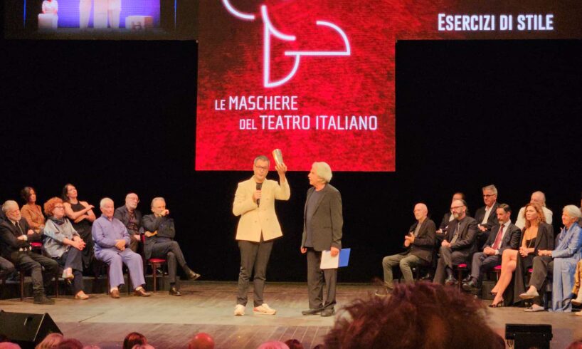 Teatro, al premio ‘Le Maschere’ l’adranita Gaetano La Mela vince come ‘migliori luci’: “Dedicato al regista Pugliese”. Martedì da Mattarella (VIDEO)