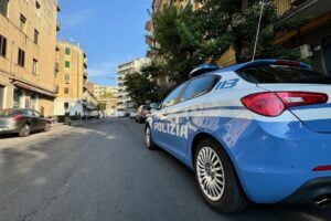 Catania, ladro di auto rimane incastrato con una mano sotto la ruota: arrestato 44enne