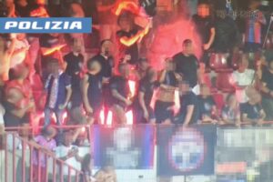 Calcio, accesero fumogeni durante la partita Catania-Benevento: 4 Daspo del Questore