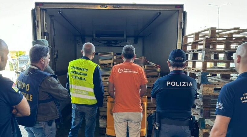 Catania, tracciabilità prodotti e regolarità sul lavoro: Polizia controlla il Mercato Agroalimentare