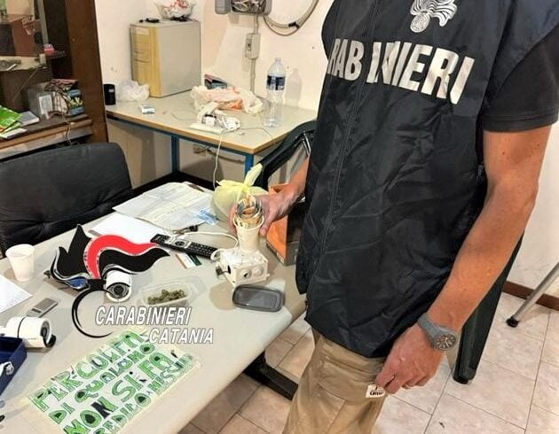 Catania, nella stanza-deposito della droga il cartello ‘Per colpa di qualcuno non si fa credito a nessuno’: 4 arrestati