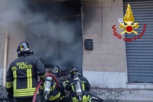 Acireale, incendio in un laboratorio di tappezzeria: due feriti in ospedale