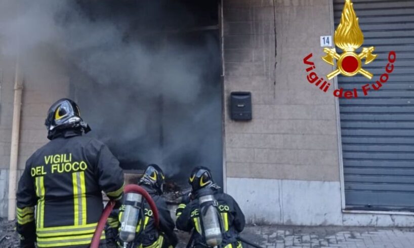 Acireale, incendio in un laboratorio di tappezzeria: due feriti in ospedale