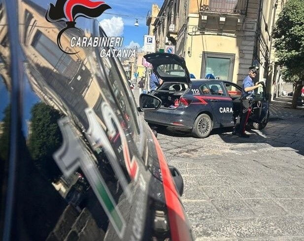 Biancavilla, bussa alla porta fino a sfondarla e si scatena una rissa in pieno centro: 3 arresti e 3 denunce