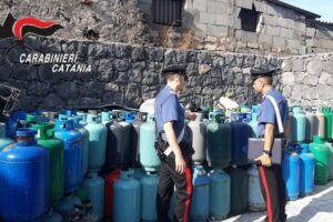 Catania, a Picanello scoperto deposito illegale di bombole a gas: denunciato il proprietario