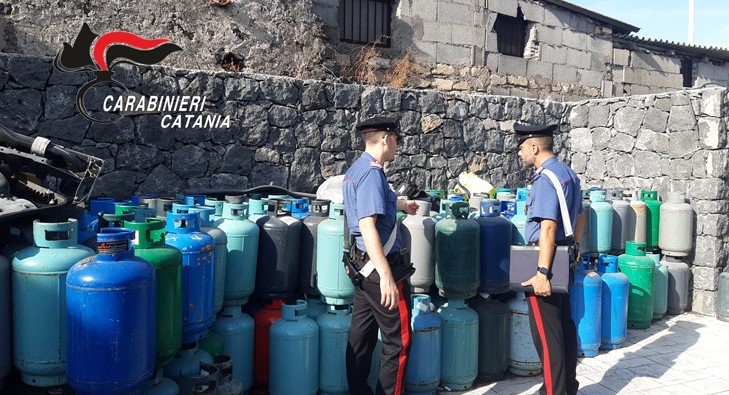 Catania, a Picanello scoperto deposito illegale di bombole a gas: denunciato il proprietario