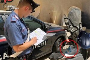 Belpasso, 19enne di Misterbianco nasconde dosi di marijuana nel casco: arrestato