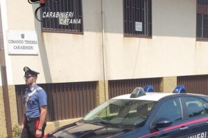 Misterbianco, rubano cellulare e chiedono 100 euro per restituirlo: due fratelli ai domiciliari per estorsione e lesioni personali