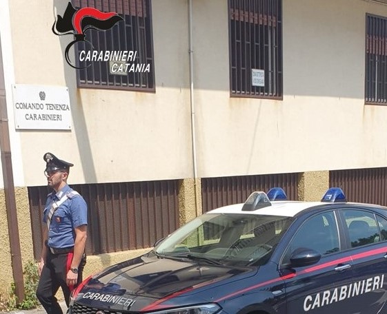 Misterbianco, rubano cellulare e chiedono 100 euro per restituirlo: due fratelli ai domiciliari per estorsione e lesioni personali