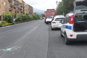 Paternò, scontro tra auto e mezzo pesante vicino alla rotatoria di Corso del Popolo: nessun ferito