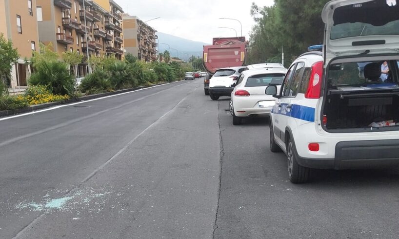 Paternò, scontro tra auto e mezzo pesante vicino alla rotatoria di Corso del Popolo: nessun ferito