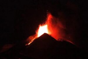 Etna, attività esplosiva intracraterica dal ‘Nord Est’. Ingv: “Degassamento persistente”