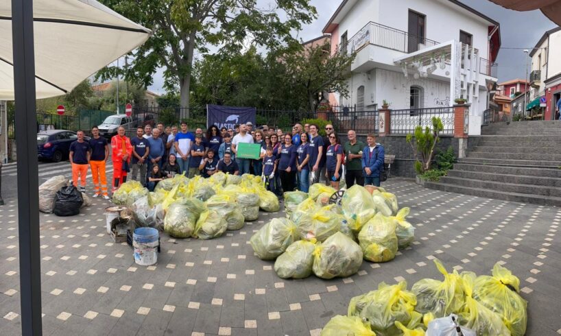 Ragalna, i volontari di Plastic Free raccolgono oltre 3500 kg di rifiuti: “Siano tutti guardiani dell’Ambiente”