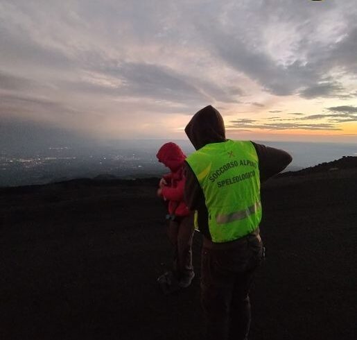 Etna, escursionista siracusano soccorso nell’area del Rifugio Sapienza: aveva perso l’orientamento