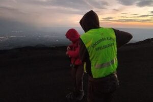 Etna, escursionista siracusano soccorso nell’area del Rifugio Sapienza: aveva perso l’orientamento