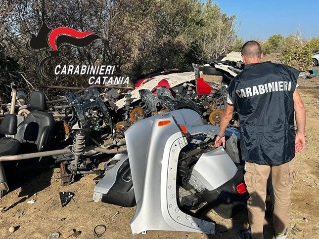 Paternó, smontavano le auto rubate e riportavano i pezzi di ricambio a Catania: 2 arrestati